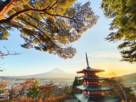 Monte Fuji e Pagoda Chureito illuminati dal sole al tramonto.