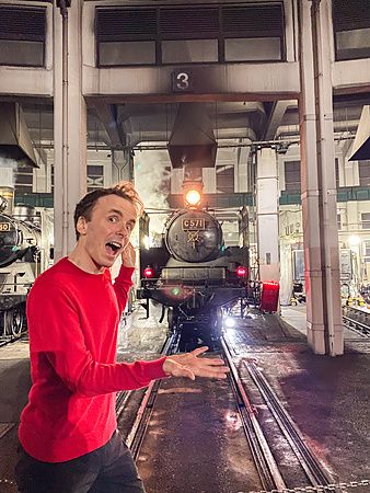 Marco Togni entusiasta di fronte a una locomotiva a vapore al Museo Ferroviario di Kyoto.