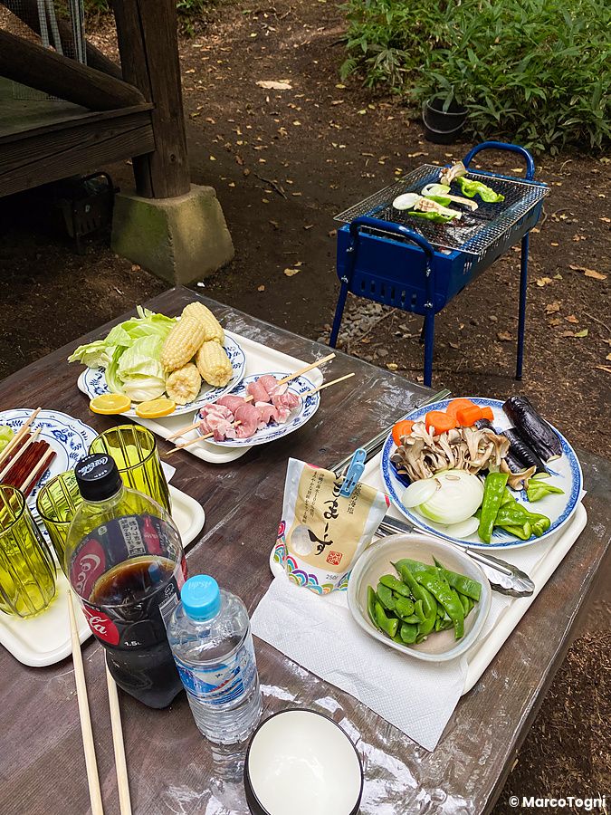 Tavolo da campeggio con cibo per barbeque a Kusatsu Onsen.
