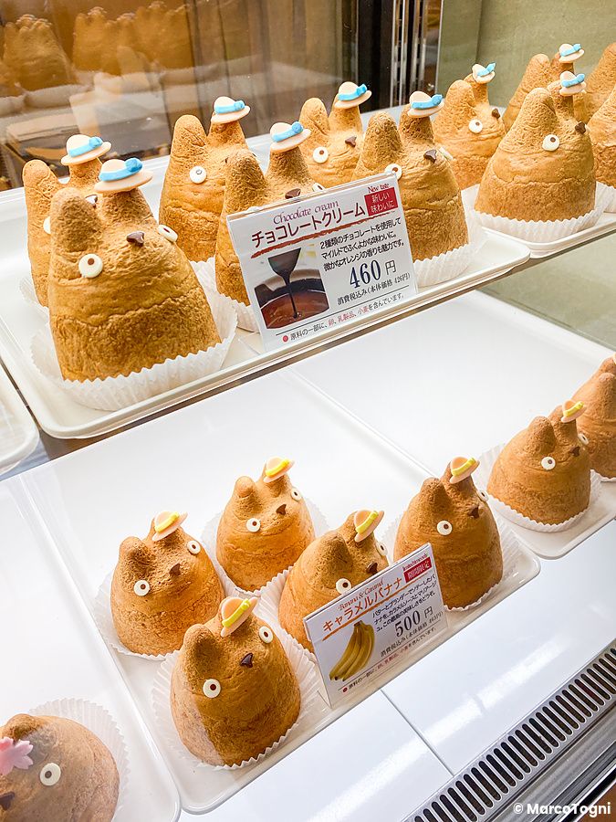 Bignè a forma di Totoro esposti nella vetrina del negozio Shirohige’s Cream Puff Factory a Kichijoji.