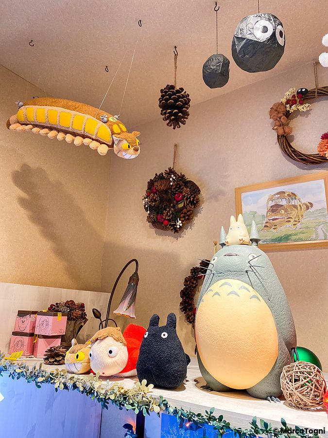 Interno della sede di Kichijoji di Shirohige’s Cream Puff Factory con peluche di Totoro e decorazioni a tema.