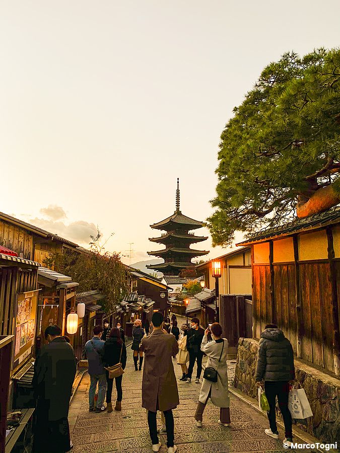 Veduta stradale della via Sannenzaka a Kyoto con la pagoda del tempio Yasaka sullo sfondo.