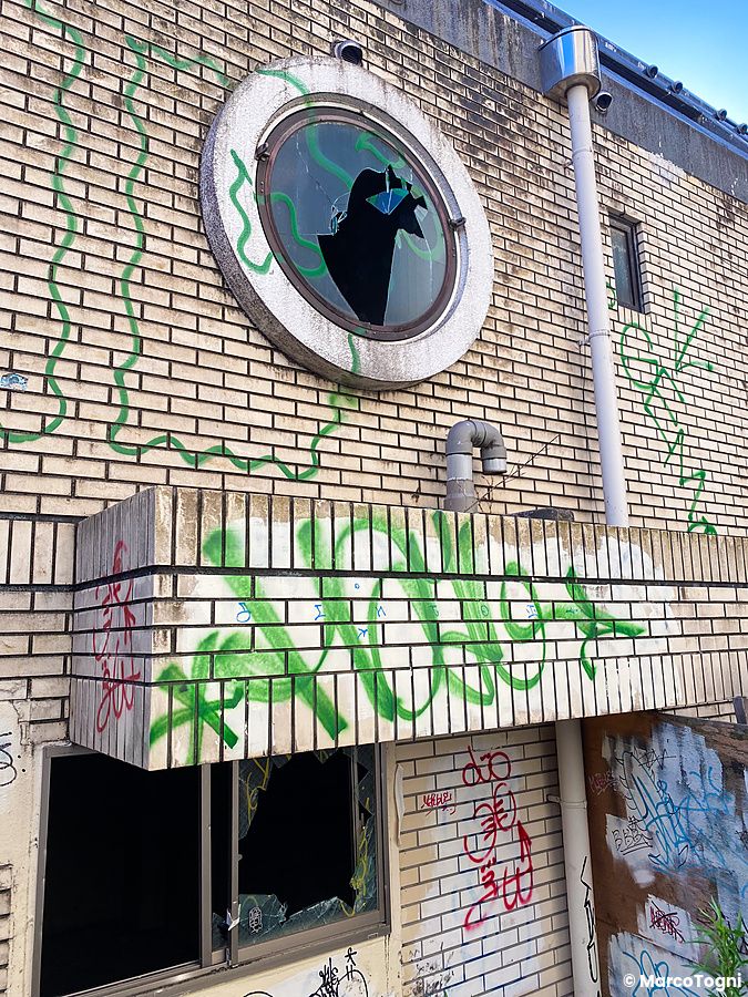 Edificio in mattoni abbandonato con graffiti a Shibuya, giappone.