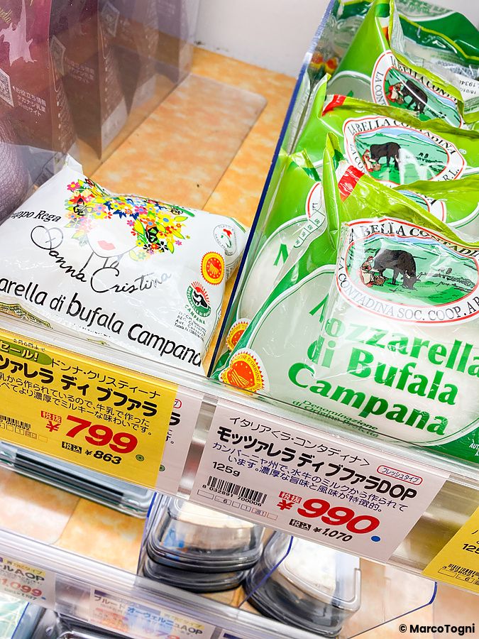 Confezioni di mozzarella di bufala campana esposte sugli scaffali refrigerati del negozio Seijo Ishii in Giappone.