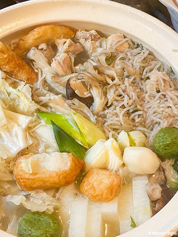 nabe giapponese con verdure e carne in pentola a casa