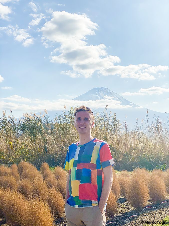 Marco Togni al parco Oishi con il monte Fuji sullo sfondo.