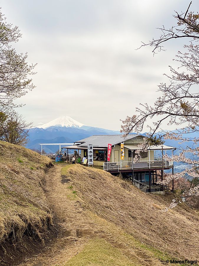 ristorantino sulla cima del monte Jinba con monte Fuji sullo sfondo.