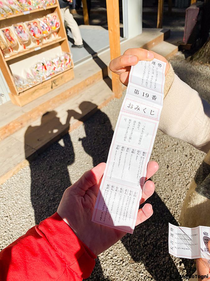 Persona tiene un omikuji al Santuario Kitaguchihongu Fuji Sengenjinja.