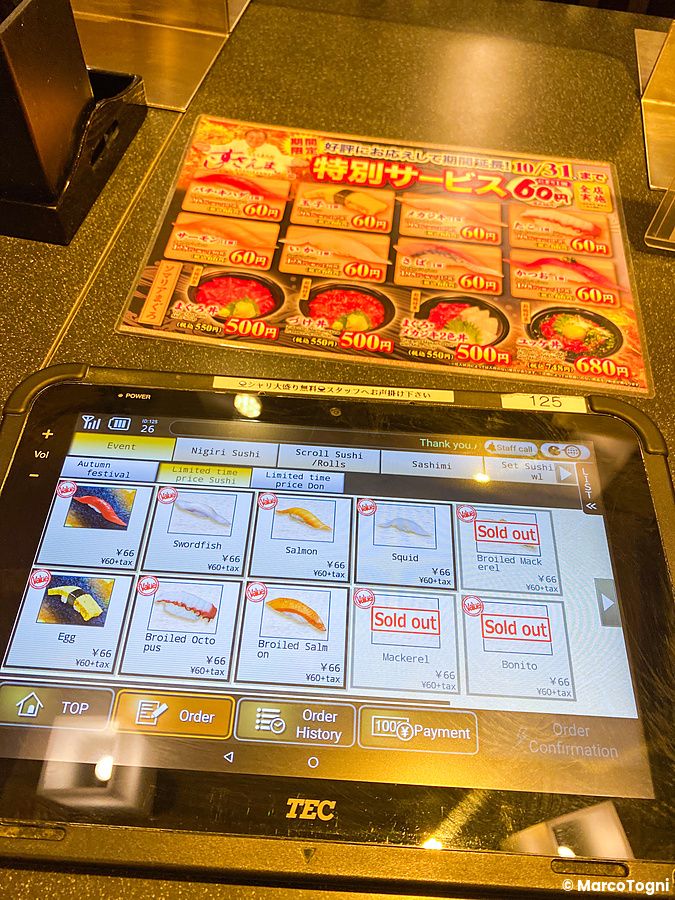 Un tablet con interfaccia digitale per ordinare sushi all'interno di un ristorante Sushi Zanmai in Giappone.