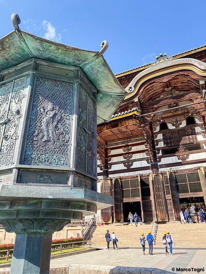 Tempio Todaiji a Nara con lanterna ornamentale e visitatori all'ingresso.