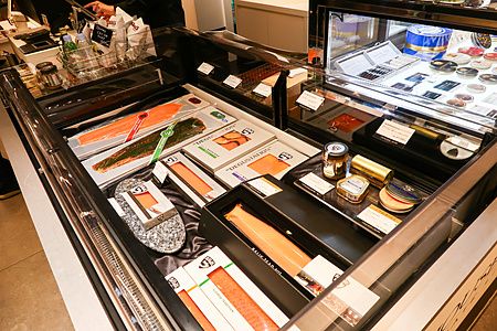 Vetrina refrigerata di Caviar House & Prunier a Tokyo contenente confezioni di salmone Balik e caviale.