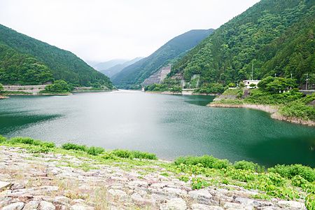 Vista panoramica del Lago Naguri a Naguri (Città di Hanno), Prefettura di Saitama, Giappone, tra colline boschive.