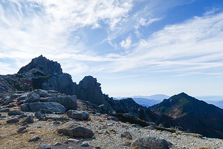 Veduta panoramica delle creste rocciose e del versante montuoso del Monte Kisokoma nelle Alpi Centrali in Giappone.