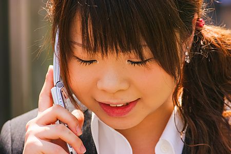 donna che parla al telefono a Shibuya, Tokyo.
