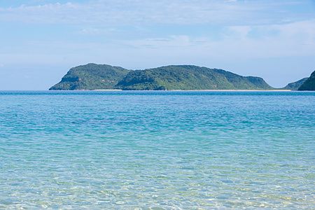 Veduta sulla spiaggia di Ida a Iriomote con acque turchesi.