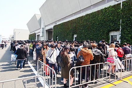 Fila di persone in attesa all'esterno del Tokyo Big Sight durante la Tokyo Anime Fair a Tokyo.