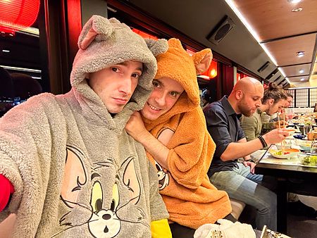 Marco Togni e un altro individuo indossano felpe a tema Tom e Jerry all'interno di un Yakatabune a Tokyo.