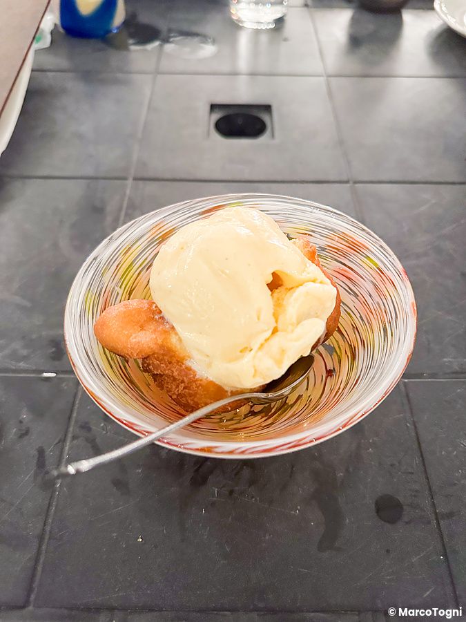 Una ciotola di vetro con Sata andagi e gelato servita su un tavolo da Izakaya Ichitaka a Iriomote.