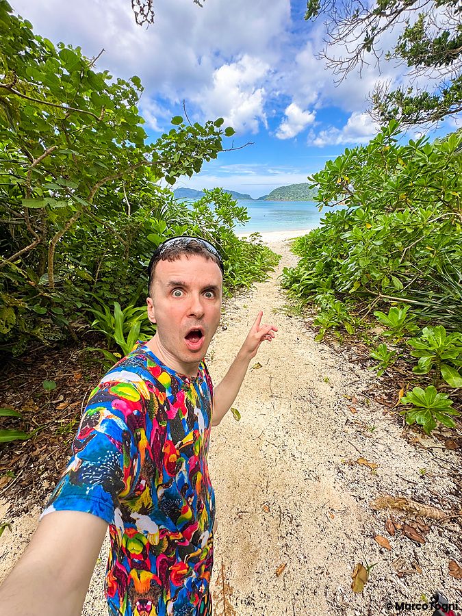 Marco Togni sorpreso su un sentiero che porta alla spiaggia di Ida, Iriomote.