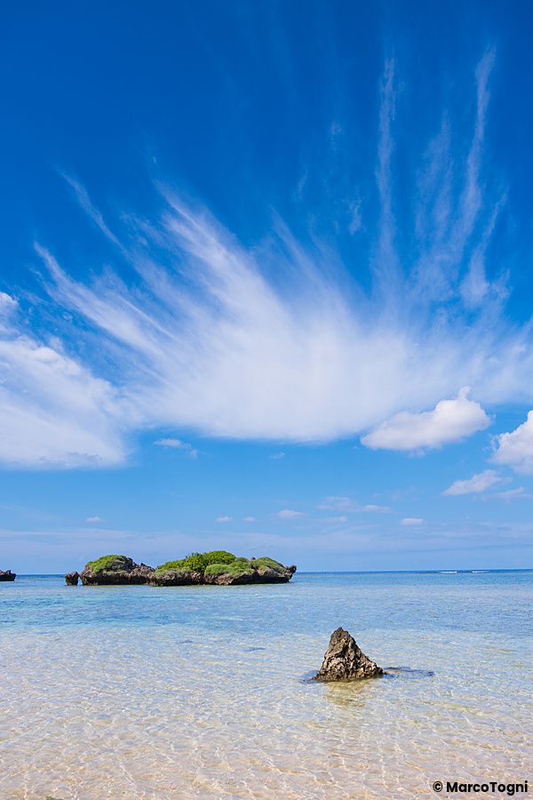 Veduta della spiaggia Hoshizuma sull'isola di Iriomote con formazioni rocciose che emergono dalle acque limpide del mare.