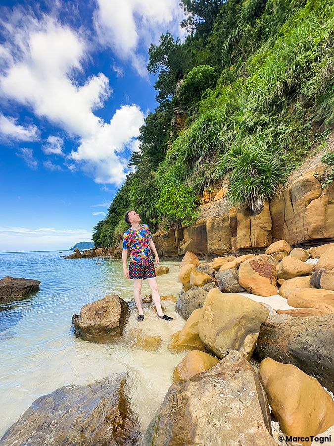 Persona tra le rocce sulla spiaggia di Ida a Iriomote, Okinawa.