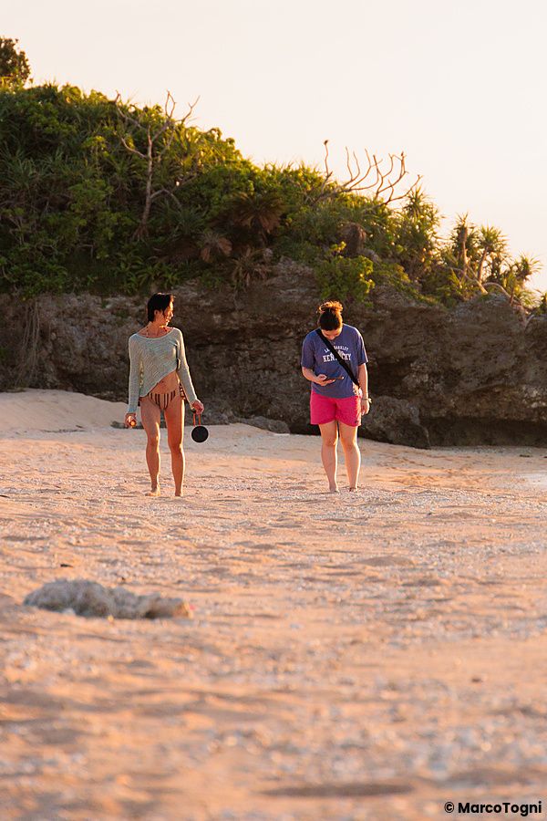 Due ragazze camminano lungo la battigia della spiaggia Mimikiri, sull'isola di Iriomote a Okinawa.