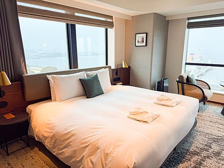 Una camera king deluxe angolare al The Gatehotel Yokohama By Hulic con vista panoramica sul porto di Yokohama.