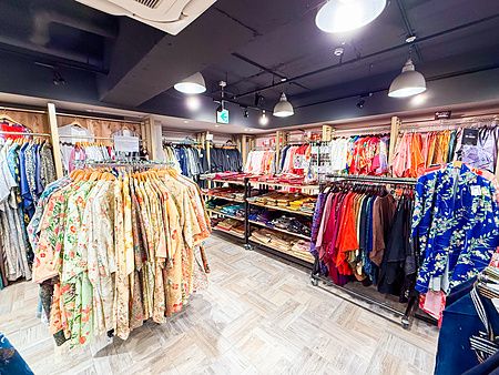 Interno del negozio Chicago Harajuku a Tokyo con espositori ricchi di kimono e yukata colorati.