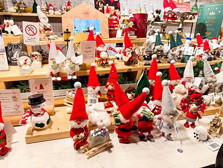 Molteplici statuine natalizie di gnomi e pupazzi di neve in vendita presso il Yokohama Red Brick Christmas Market.