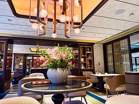 La lobby e zona per il check-in a Fauchon Hotel Kyoto con tavolo centrale, vaso di fiori e arredi moderni.