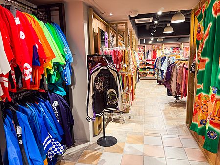 Interno del negozio Chicago Harajuku a Tokyo con espositori pieni di kimono e yukata colorati e vari capi vintage.