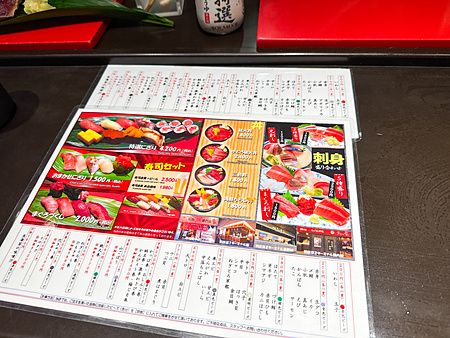 Il menu plastificato del ristorante di sushi Matakoiya con le fotografie delle portate e i relativi prezzi.