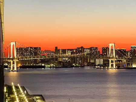 Vista dalla stanza a La Vista Tokyo Bay con il Rainbow Bridge e il Monte Fuji in lontananza durante il tramonto.