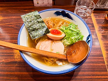 Una ciotola di ramen con uovo, carne e alga nori servita in un ristorante Afuri Ramen in Giappone.