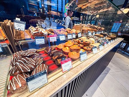 Esposizione di prodotti da forno dolci all'interno della vetrina di The City Bakery nel quartiere di Shibuya a Tokyo.