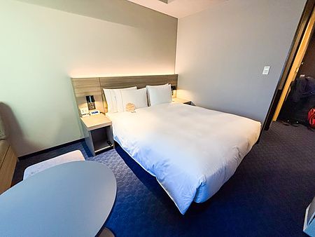 Interno della stanza Premium Floor Double Room a The Royal Park Hotel Iconic Tokyo Shiodome con letto e tavolo.