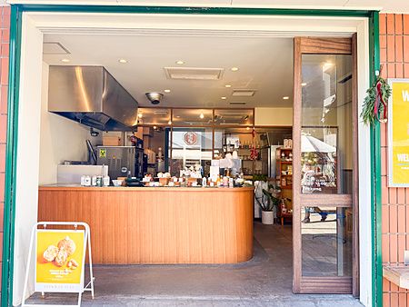 L'ingresso del negozio Sunday Vegan a Kichijoji, con il bancone in legno e i donut esposti.