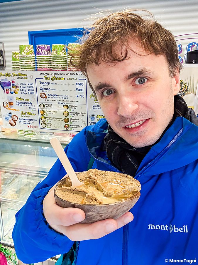 Marco Togni sorridente tiene tra le mani un affogato al caffè a Coconut Glens, gelateria vegana in Giappone.