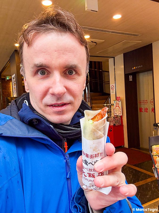 Marco Togni mostra un'anatra alla pechinese da asporto presso il ristorante Chukagai Daihanten a Chinatown, Yokohama.