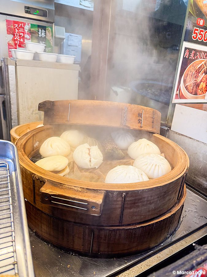 Dei butaman fumanti in un cestello di bambù presso il negozio Koseiwa a Chinatown, Yokohama.