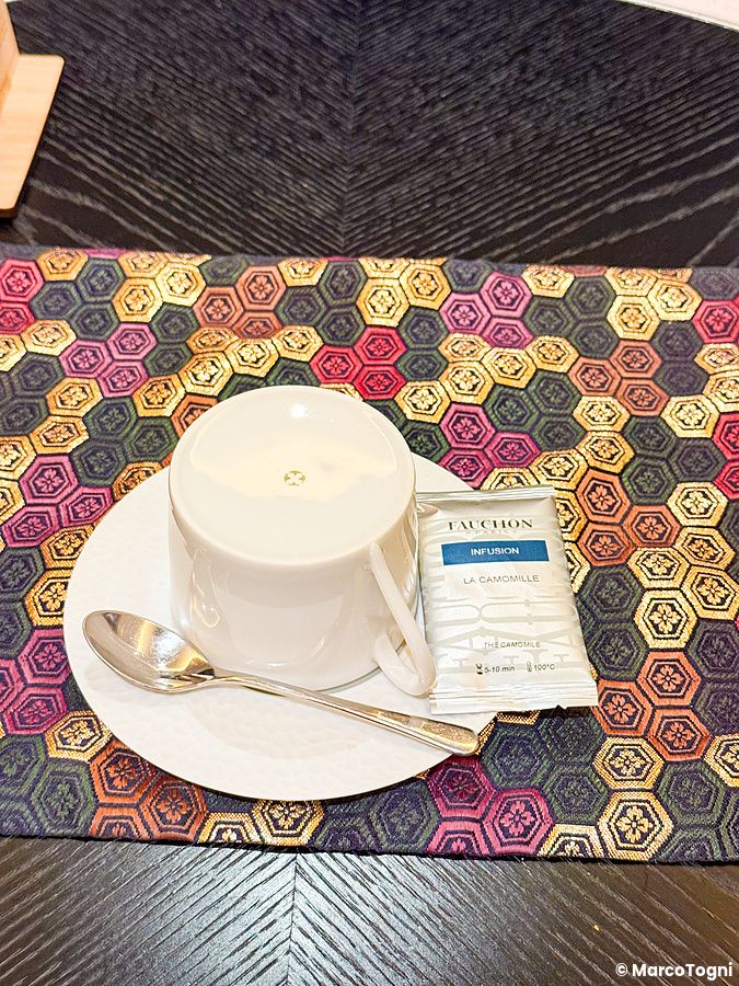 Camomilla e una bustina di tè Fauchon durante il turndown service al Fauchon Hotel Kyoto.