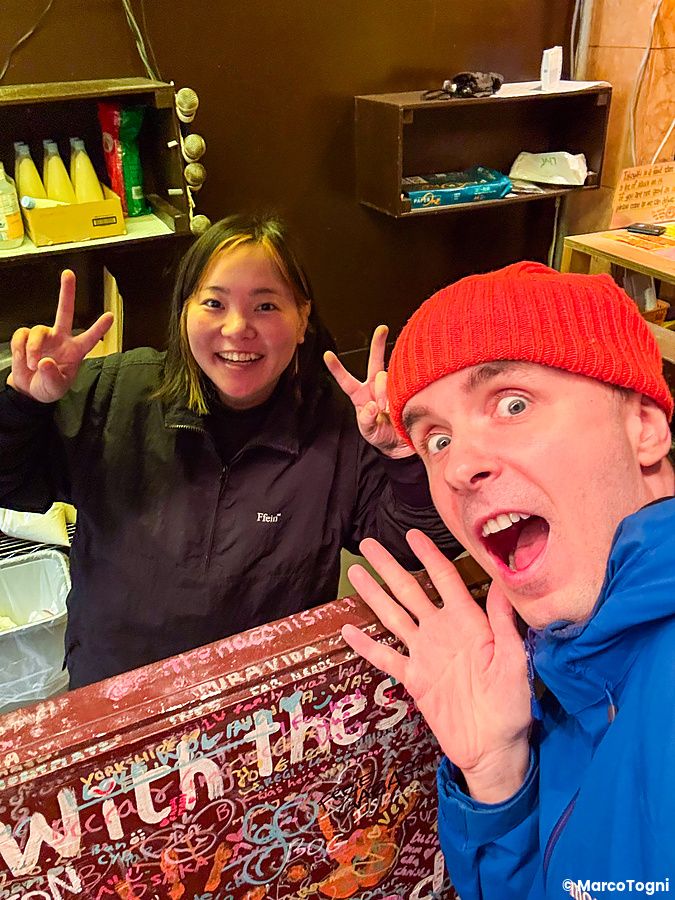 Una donna, chef e proprietaria di OKO, posa con Marco Togni all'interno del ristorante vegano e gluten free ad Osaka.