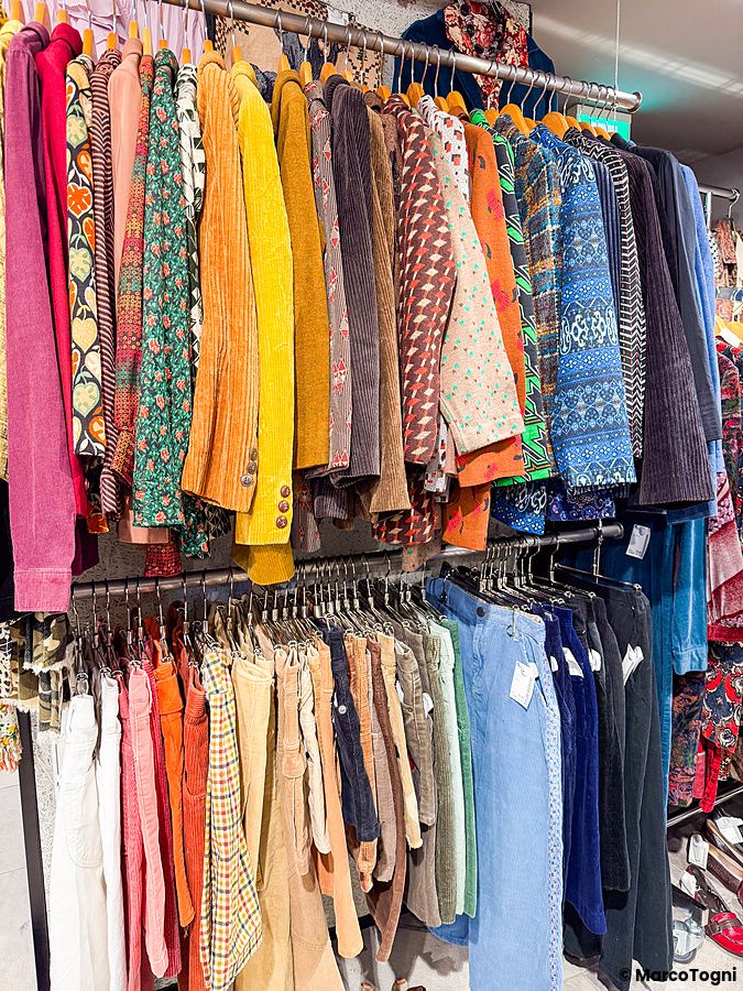 Una selezione di vestiti vintage, inclusi kimono e yukata a Chicago Harajuku, appesi su rastrelliere in un negozio.