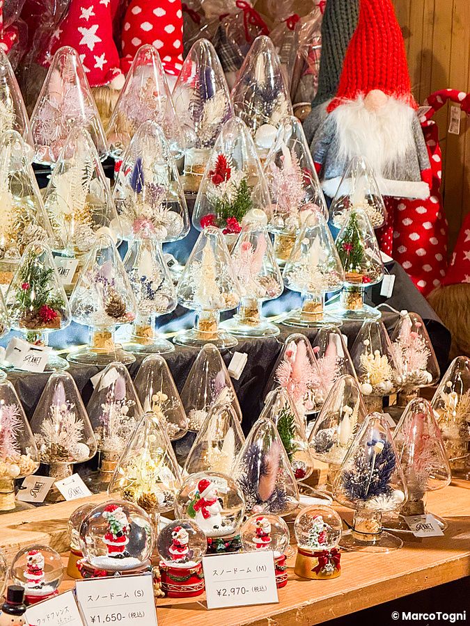 Molteplici decorazioni natalizie in vetro esposte in vendita al Tokyo Christmas Market al Meiji Jingu Gaien.