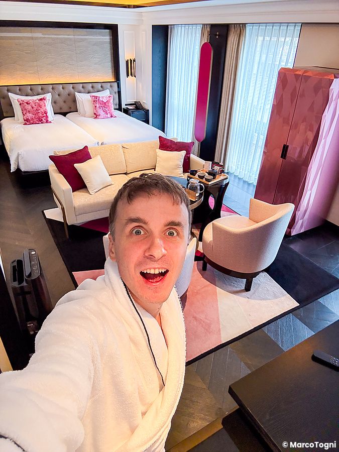Marco Togni in accappatoio scatta un selfie in una deluxe twin room presso il Fauchon Hotel Kyoto.