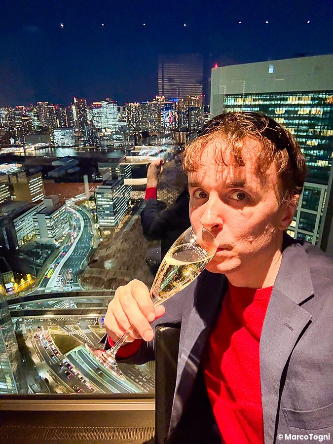 Marco Togni beve champagne in un calice con il logo Moët & Chandon nell'Executive Lounge di The Royal Park Hotel Iconic To...