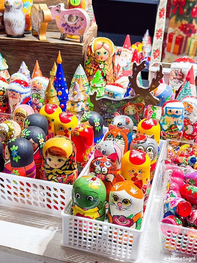 Collezioni di matrioske dipinte a mano di varie forme e colori in vendita allo Yokohama Red Brick Christmas Market.