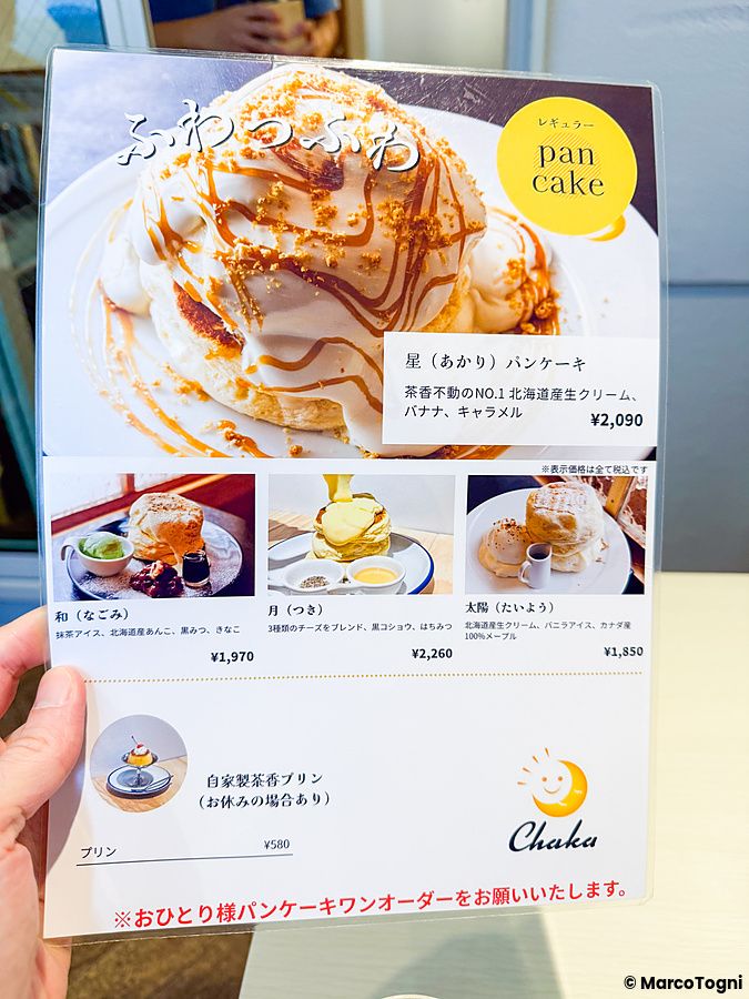 Menu a Chaka con foto di pancake, prezzi e descrizioni delle portate disponibili nel locale di Kita-Senju, Tokyo.