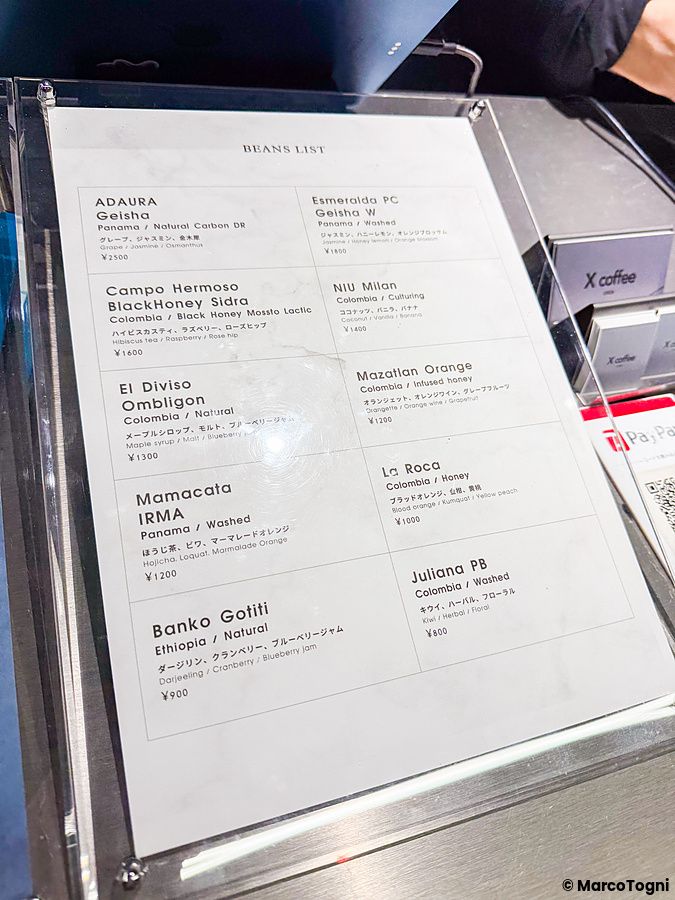 Lista dei caffè in vendita presso X coffee a Ginza, con indicazione delle varietà e dei prezzi in yen.