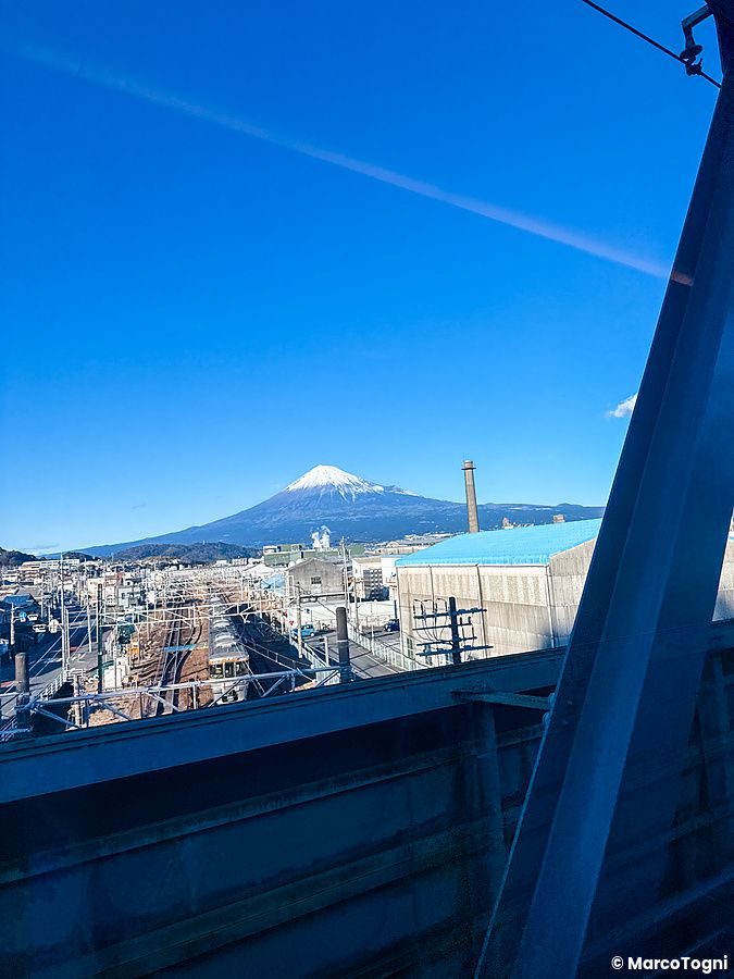 Vista panoramica del Monte Fuji innevato dai finestrini di una green car sul treno shinkansen N700 Supreme.